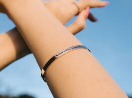 Zeitlose Botschaften am Handgelenk: Wie persönliche Schmuckstücke Geschichten erzählen Armband