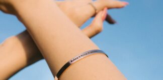 Zeitlose Botschaften am Handgelenk: Wie persönliche Schmuckstücke Geschichten erzählen Armband