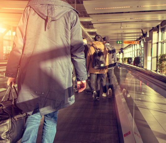 Wenn der Flug nicht startet, startet dein Anspruch – Fluggastrechte verständlich erklärt warten am Flughafen