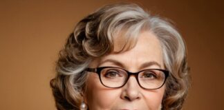 Halblang Frisuren ab 60 mit Brille: Stilvolle Haarschnitte für einen modernen Look Halblang Frisuren ab 60 mit Brille: Stilvolle Haarschnitte für einen modernen Look