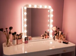 Schminktisch mit Spiegel und Licht: Der perfekte Ort für Ihr Make-up-Ritual Schminktisch mit Spiegel und Licht: Der perfekte Ort für Ihr Make-up-Ritual