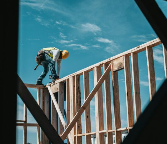 Wohnungswirtschaft leidet: Was sind die Treiber der Baukosten? Arbeiter