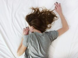 Warum der Schlaf Rückenschmerzen auslösen kann – und was dagegen hilft schlafende Frau