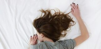 Warum der Schlaf Rückenschmerzen auslösen kann – und was dagegen hilft schlafende Frau